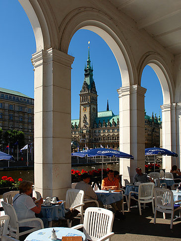 Blick durch die Bögen der Alster Arkaden auf das Rathaus - Hamburg (Hamburg)