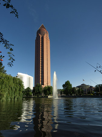 Messeturm mit Ludwig-Erhard-Anlage - Hessen (Frankfurt am Main)