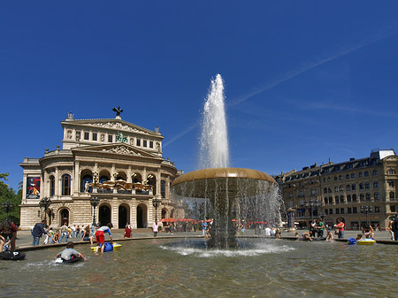 Alte Oper mit Brunnen - Hessen (Frankfurt am Main)