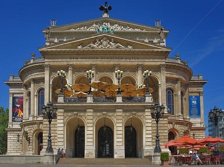 Alte Oper mit Schirmen - Hessen (Frankfurt am Main)