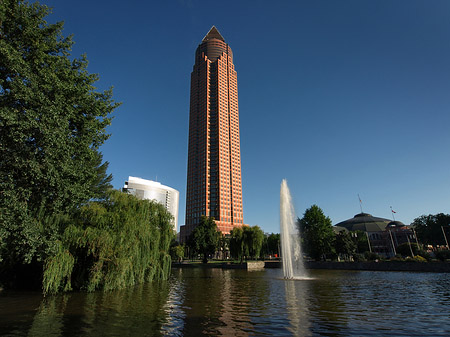 Messeturm mit Ludwig-Erhard-Anlage - Hessen (Frankfurt am Main)