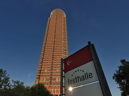 Messeturm mit Festhallenschild - Hessen (Frankfurt am Main)