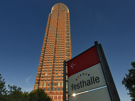 Messeturm mit Festhallenschild - Hessen (Frankfurt am Main)