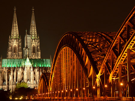 Kölner Dom hinter der Hohenzollernbrücke - Nordrhein-Westfalen (Köln)