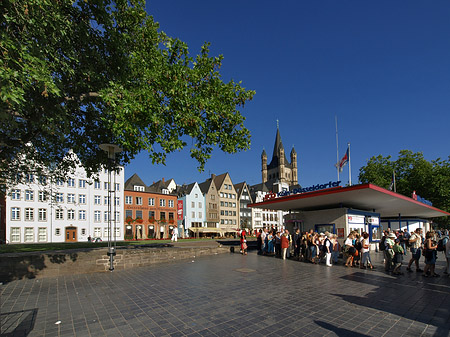 Schlange stehen für Köln-Düsseldorfer - Nordrhein-Westfalen (Köln)