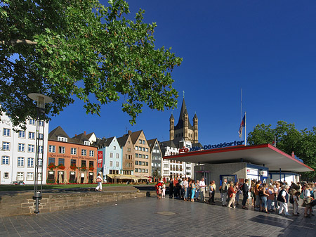 Schlange stehen für Köln-Düsseldorfer - Nordrhein-Westfalen (Köln)