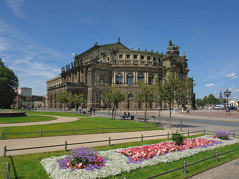 Semperoper mit Blumen - Sachsen (Dresden)